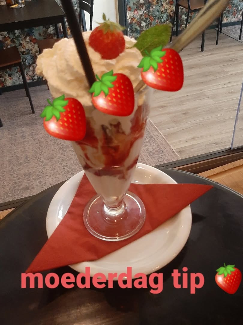 Heerlijk genieten van onze coupe vanille met verse aardbeien en slagroom