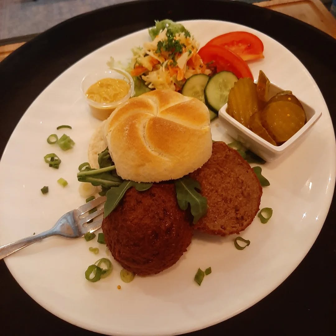 Nieuw Broodje v/d Week .... Runder gehaktbal uit de jus op een kaiserbroodje met mosterd en zuur 😋