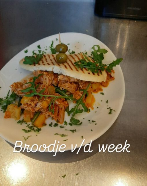 Heerlijk .... panini met pulled chicken, ananas en kerriesaus 🥪